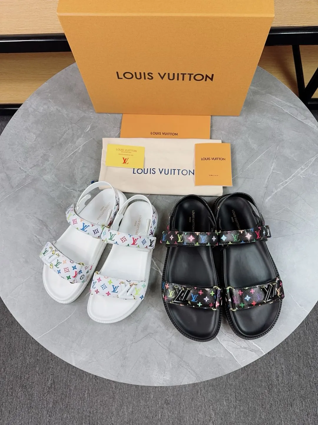 👟👟Ex-factory price 460👟👟 🌈LV | Louis Vuitton 🧡💚2025 spring and summer new style top version‼ ️The original version is the same. The counter focuses on the latest new beach shoes. Hard goods are new🆕 ❥Purchase level! Full of high-end feel! A popular model among bloggers at home and abroad, it’s retro and fashionable and looks amazing on your feet! Mainly recommended model on the official website★ ━━━━━ ЅᏇєєt ━━━━━ ▪️Upper: original customized leather ▪️Inner lining: cow lining ▪️Outsole: rubber PU combination high-end outsole ▪️Shoe size: 35-45 (35-45 customized